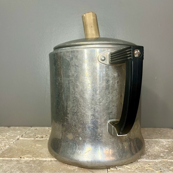 VINTAGE WEAREVER 3048
ALUMINUM COFFEE POT
Antique Kitchen Tea Cooker - Picture 4 of 13